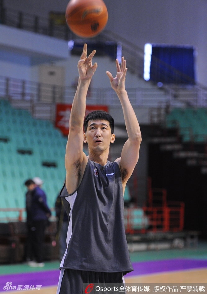 天色渐暗,训练馆的灯光透过玻璃门照出来,勾勒出球员和球迷围拢在一起的剪影。一个年轻的男孩踮起脚尖,努力将手中的纪念品递到前面,所有人的目光都聚焦在球员手中的那支笔上,那是信任与热爱的传递。