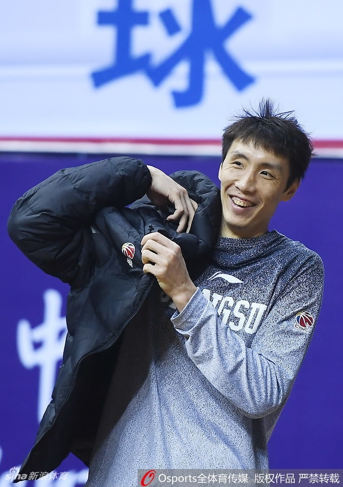 吴冠希在篮下卡位要球,身体对抗中充满力量感,他在内线的轮换为球队提供了重要支持。