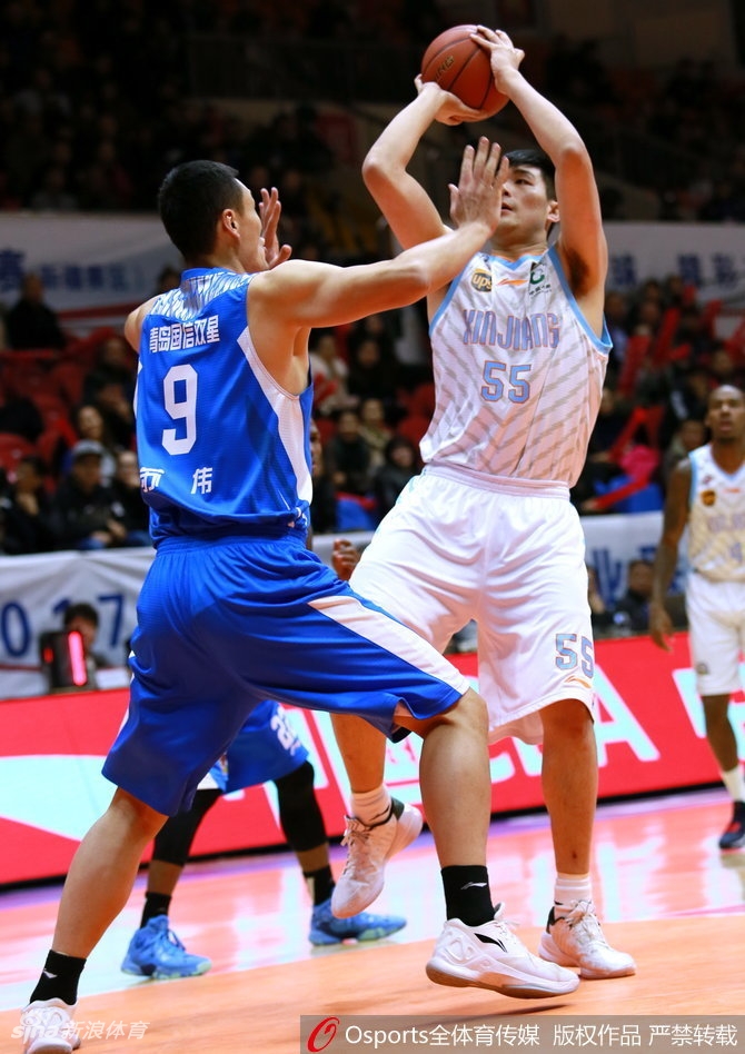 可兰白克·马坎在三分线外张弓搭箭,眼神坚毅,皮球划过一道彩虹般的弧线,稳稳坠入网窝。