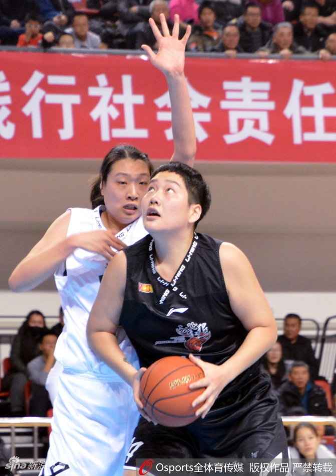 大庆队核心刘佳岑在复出首战中强势回归，她在内线强打，用标志性的转身跳投宣告了自己的王者归来。