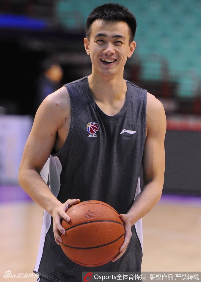 镜头拉近,一位穿着厚实棉服的年轻女球迷双手举着照片,眼睛里闪着期待的光。郭艾伦侧身站立,一边签名一边轻声询问她的名字,准备写下专属的祝福语,旁边的队友微笑着侧目,空气中流淌着家人般的亲切。