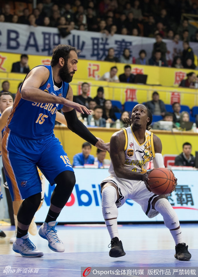 身高仅一米八的福特森高高跃起，在长人如林的四川队内线拼抢篮板，展现惊人的弹跳与不屈斗志