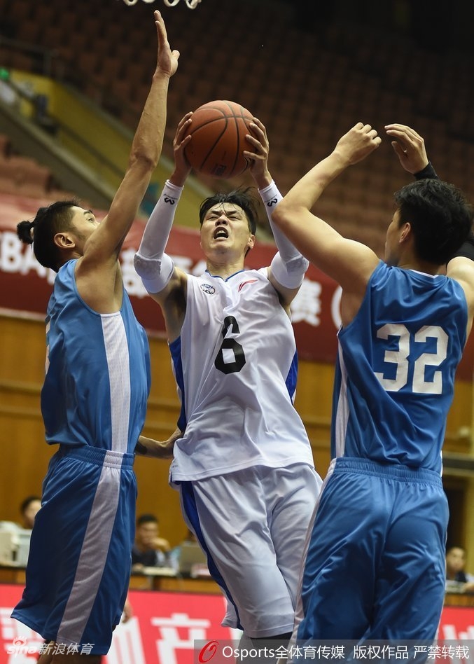 场上暂停期间，独自坐在替补席的贺天举目光望向远处，仿佛在透过球场回忆往昔的辉煌，又或是在思考如何才能彻底战胜伤病回到巅峰。