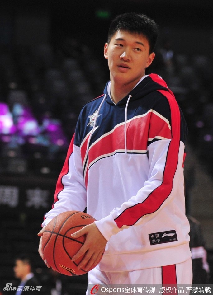 赵睿在训练中搞怪表情特写,他张大嘴巴眼神带笑,仿佛在跟队友开着有趣的玩笑,顽皮性格显露无疑。