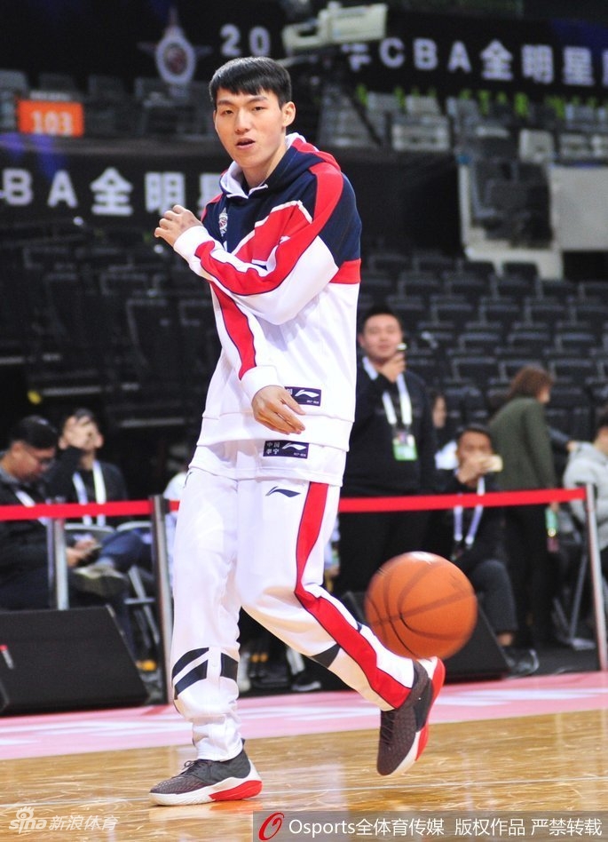 赵睿双手抱头做出夸张惊讶状,表情丰富极具喜感,仿佛听到了什么不可思议的消息,活脱脱一个表情包。