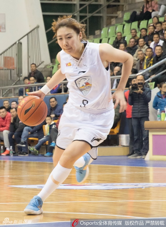 三分线外一步远投，皮球在空中划出彩虹般的高抛弧线，直坠网心，射手的手型依然稳稳定格