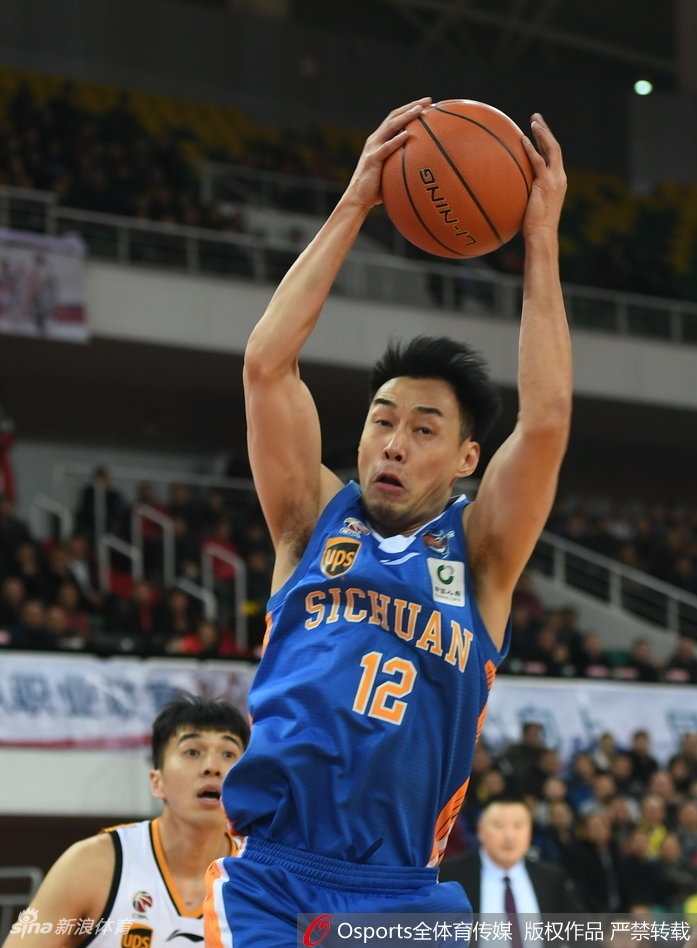 山西队核心斯科拉在三人合围之下毫无惧色，他高高跃起，用一记柔和的小勾手将球送入篮网，尽显NBA级别内线的精湛技艺。