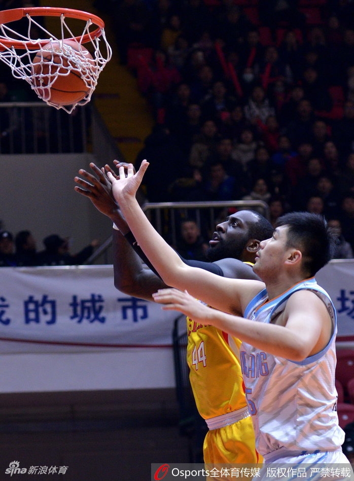 同曦大外援希克森在新疆内线群中强行起跳,肌肉贲张如铁塔一般,他在空中与对手发生剧烈碰撞,依然凭借超强的核心力量将球捅向篮筐,展现了篮下猛兽的霸道本能。