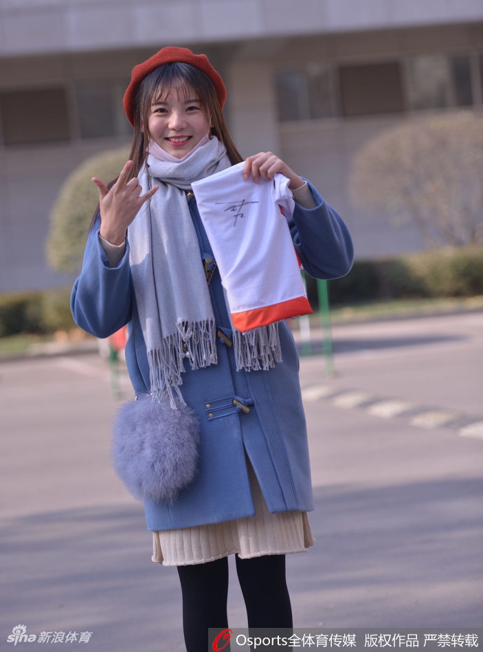 面带甜美微笑的女球迷,仿佛能融化赛场上的所有紧张,她身上洋溢的青春气息与火热的比赛相得益彰。