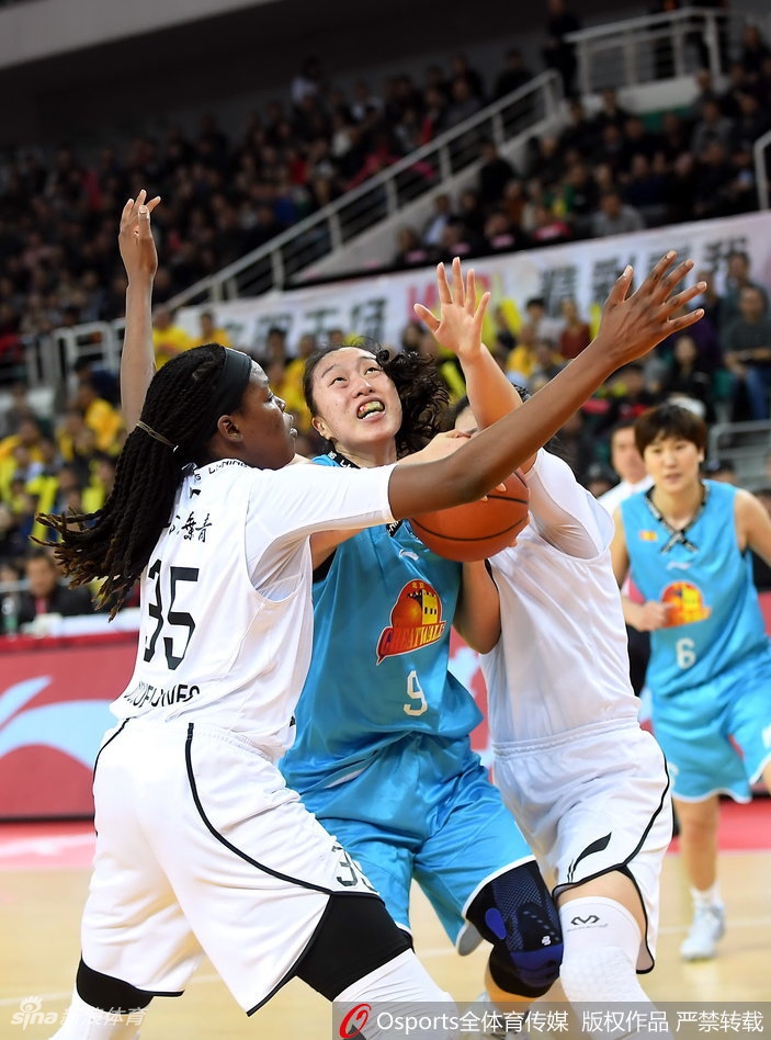 山西队后卫武桐桐在比赛关键时刻,面对北京队高大的防守者,毫无惧色地持球突破,她飘逸的长发在空中飞舞,写满了对胜利的渴望。
