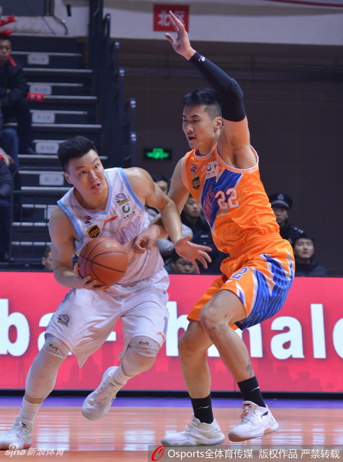 李根面对防守悍将，三分线外果断起跳，出手瞬间全场目光聚焦于篮球