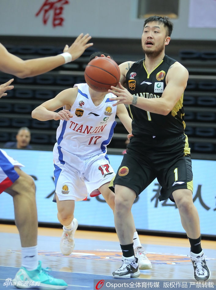 杰特在山东队多人包夹防守下依然面无惧色，高高跃起强行出手投篮，篮球划出一道美丽的弧线飞向篮筐。