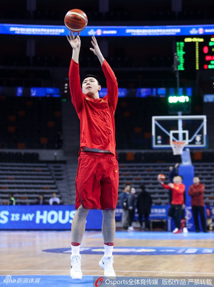 李根在热身中展示强壮的上肢力量,他的背身单打将是蓝队撕开对手防线的利器。