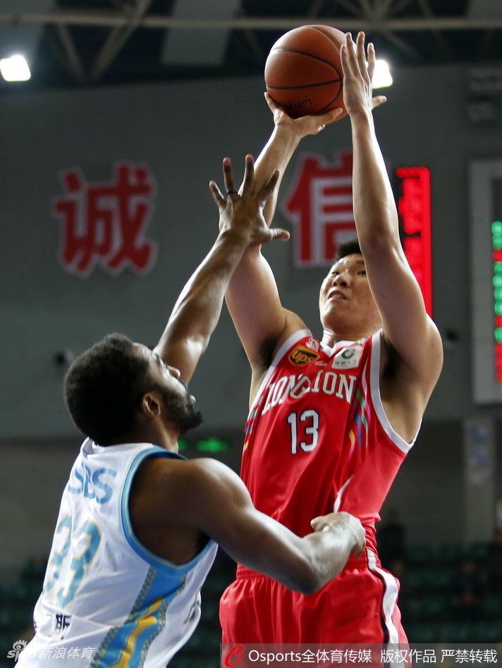 赵泰隆在队友的掩护下如同灵狐一般闪出空当，接球、起跳、出手，一系列动作如行云流水。皮球在空中划出一道彩虹般的优美弧线，精准地穿心而过，留下现场观众的一片沸腾与惊叹。