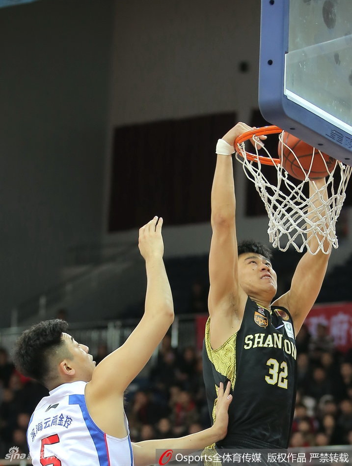 德里克·威廉姆斯犹如一道白色闪电，抢断成功后迅速发动快攻，面对空篮高高跃起，用一记势大力沉的单手劈扣点燃全场。