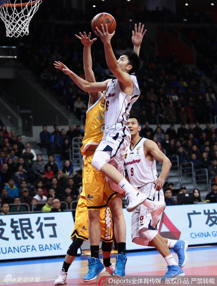 广厦外援福特森在广东队的严密盯防下强行出手三分,皮球在空中划过一道弧线,他表情略显无奈,尽管空砍高分,却难以带队从客场全身而退。