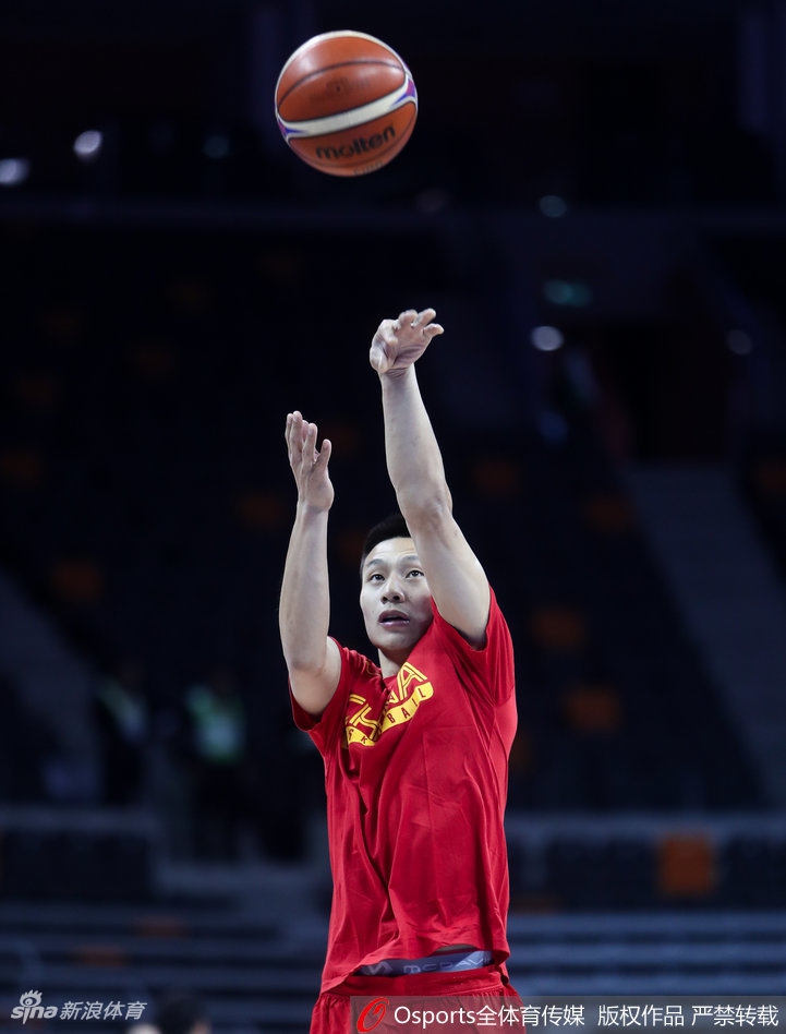 郭艾伦运球穿越防线,手腕上缠着厚厚的绷带,但突破依旧犀利,眼神中充满斗志。