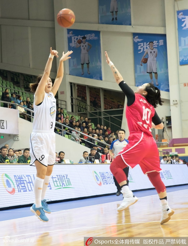 罚球线上，全场寂静，球员深吸一口气，眼神专注得仿佛能穿透篮筐，篮球应声入网激起白色浪花