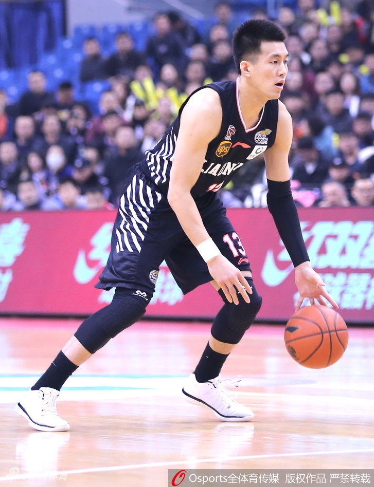 吉布森在人缝中觅得良机,指尖轻轻拨球送出妙传,队友心领神会轻松吃饼