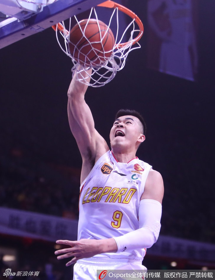 深圳队沈梓捷面对多人围堵强势起跳，单手将球砸进篮筐，展现出年轻内线的统治力与血性。