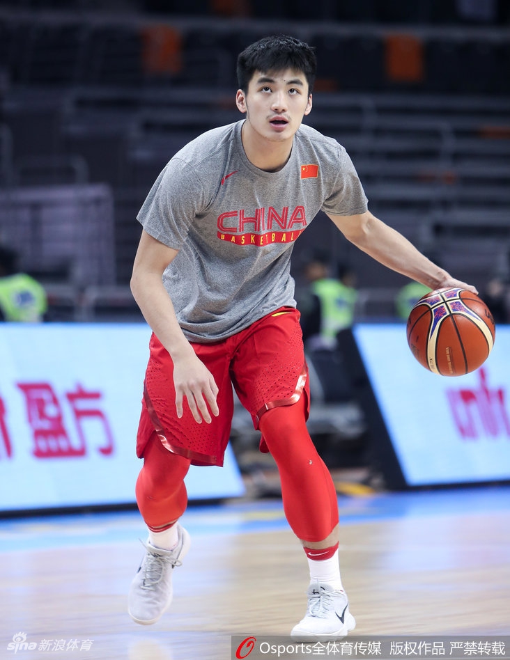 主帅杜锋在训练场边双手抱胸,神情严肃地指挥着场上的战术跑位。