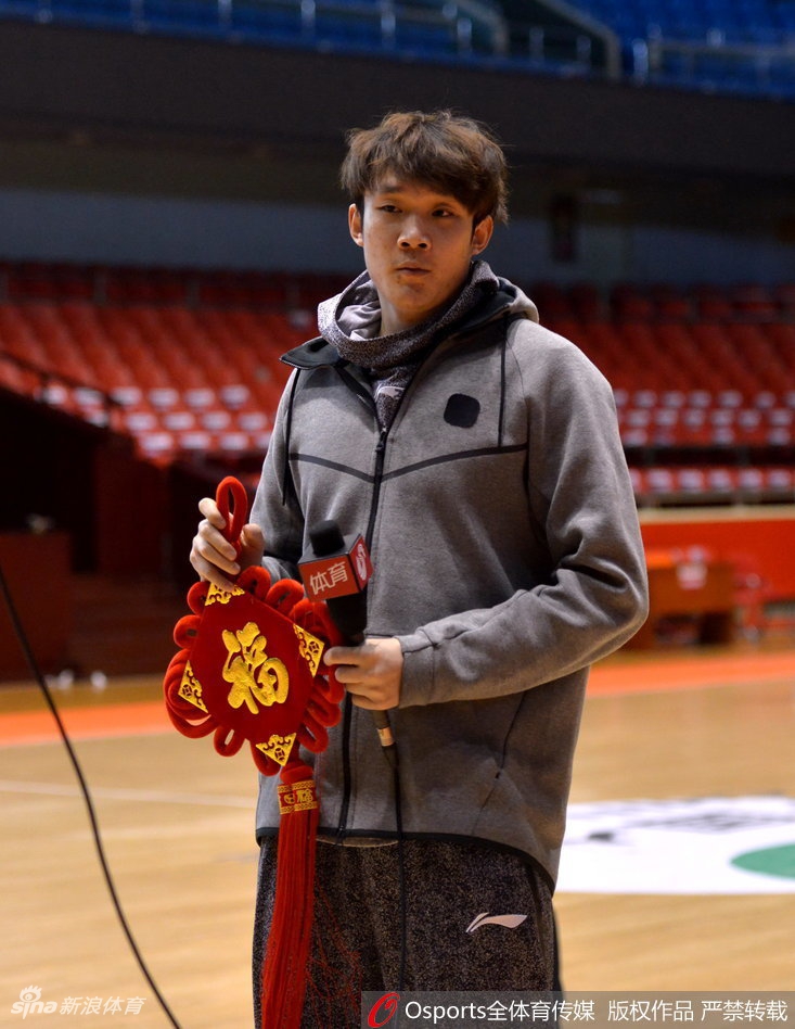 丁彦雨航在场边休息时,用毛巾裹住头只露出两只眼睛,眼神滴溜溜地转,仿佛在和大家玩躲猫猫,这身‘刺客’装扮也掩盖不住他古灵精怪的内心世界。