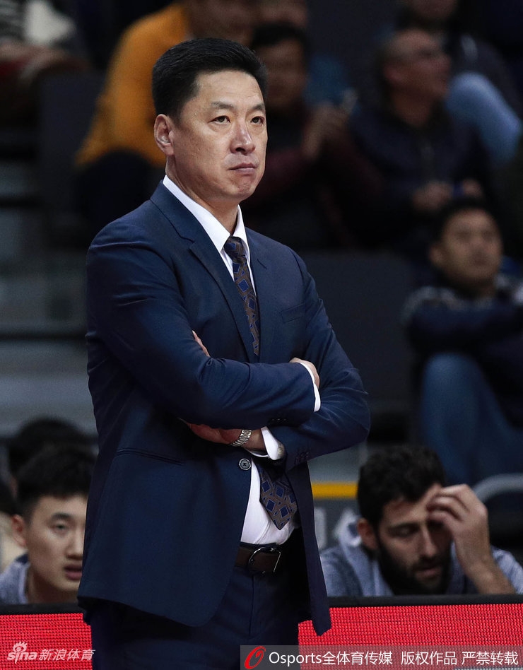 广东队新援莫里斯持球突破,面对广厦防守球员的围堵,他眼神坚毅,寻找着队友的跑位空隙,首秀便展现出强烈的进攻欲望。