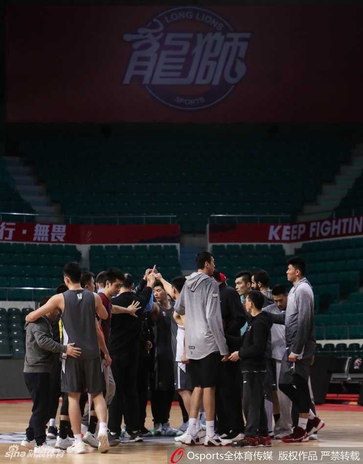 训练中鞠明欣篮下强攻，面对队友的贴身防守强硬上篮，展现了球队内部对抗赛的高强度。