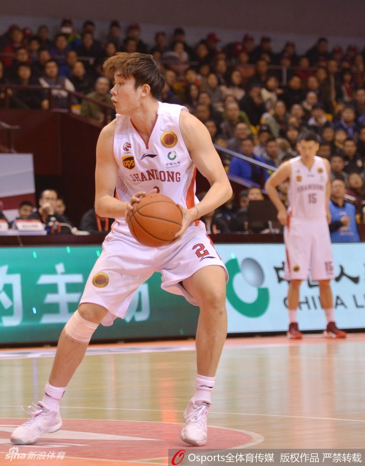 胜利的欢呼!山东队球员在替补席上全体起立,为场上的精彩配合忘情鼓掌,脸上洋溢着轻松与自信的笑容