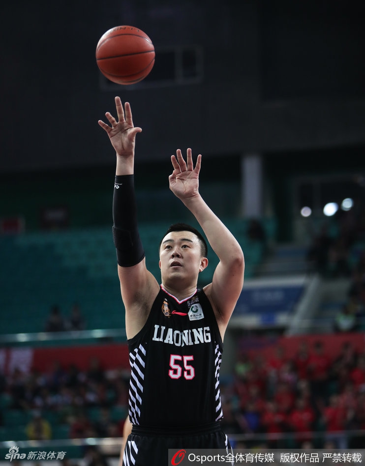 广州队外援福格在辽宁队严密防守下,犹如灵蛇出洞,以一记高难度的后仰跳投将球送入篮筐,瞬间点燃了主场球迷的激情。