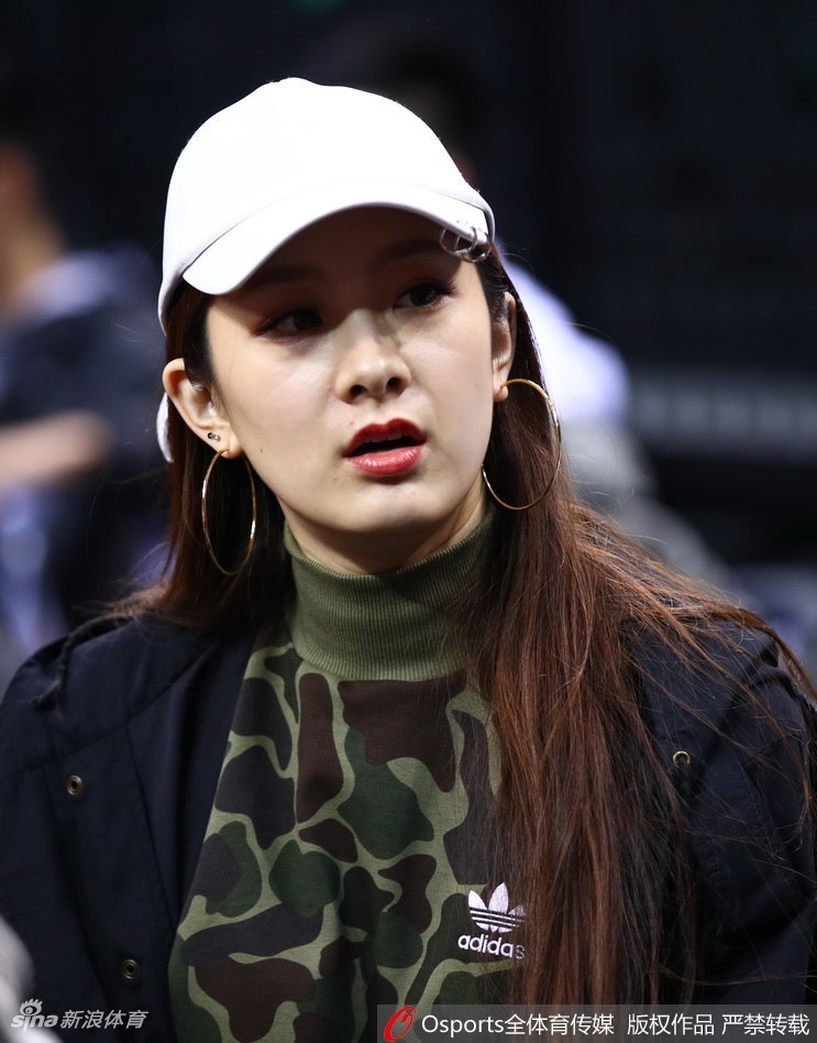 翟晓川的妻子杨思雨单人肖像,她微微侧头,五官精致立体,穿着休闲又不失时尚感,展现出CBA太太团成员的出众气质与高颜值。