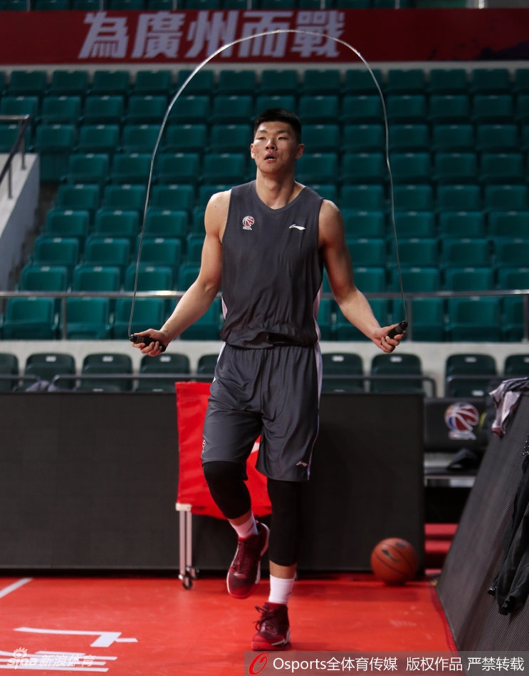 大外援汉斯布鲁在内线要位，肌肉线条分明，力量感十足，准备在低位单打练习中强吃对手。