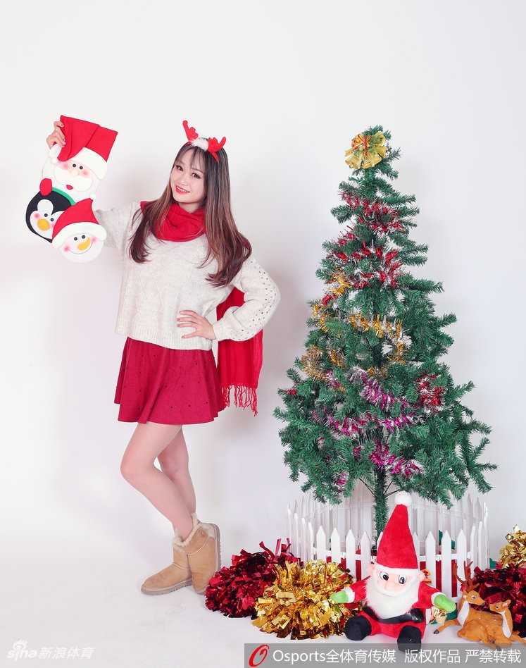 头戴圣诞鹿角发饰的啦啦队员,手捧红色礼盒,眼中闪烁着星光,仿佛在派送节日的惊喜