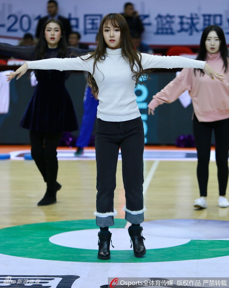 这位舞者正在场边压腿拉伸,侧颜线条优美,虽然神情严肃认真,但脸颊上的一抹绯红却泄露了她因备战而微微发烫的脸颊,显得格外惹人怜爱。