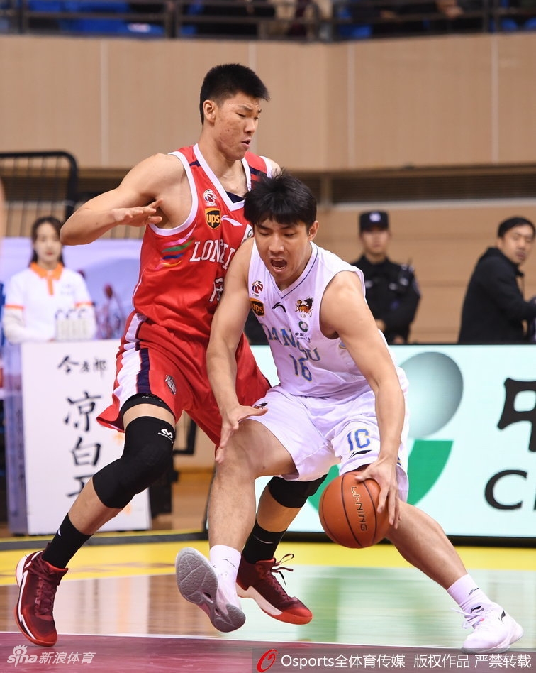 江苏大外援拉杜利察内线强打卡位，利用强壮身体顶开防守勾手投篮