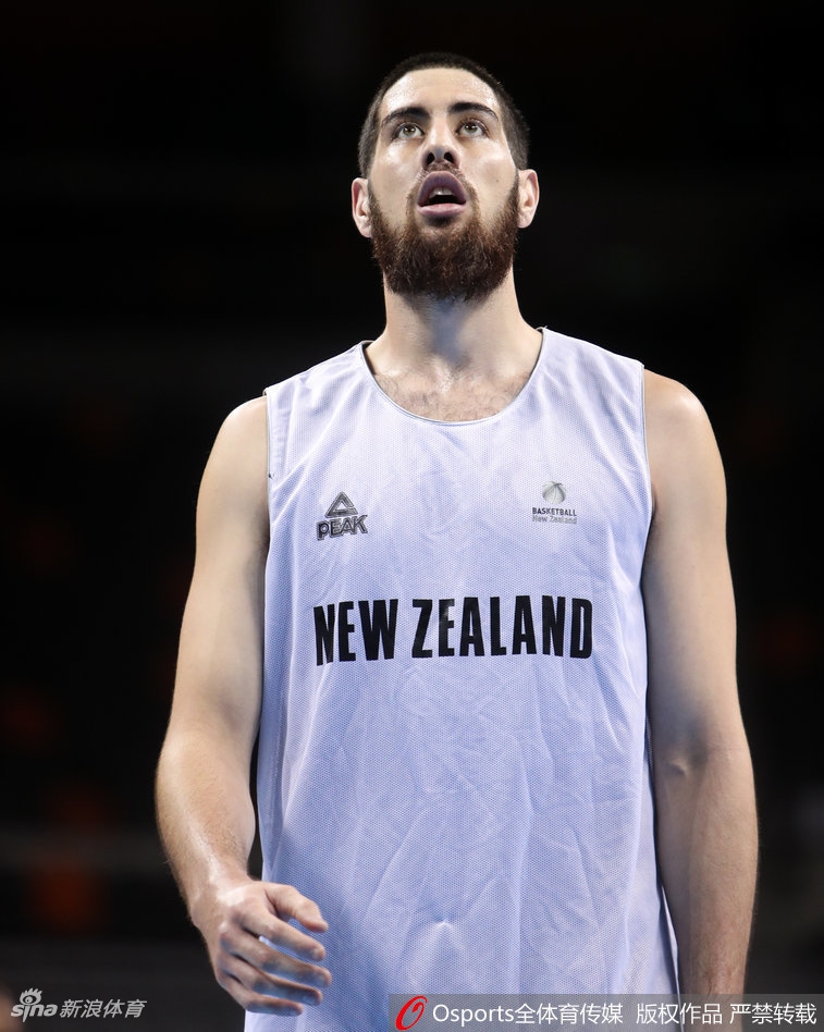 主教练佩罗·卡梅隆手持战术板,在训练间隙向队员们布置新的战术跑位,球员们围拢倾听。