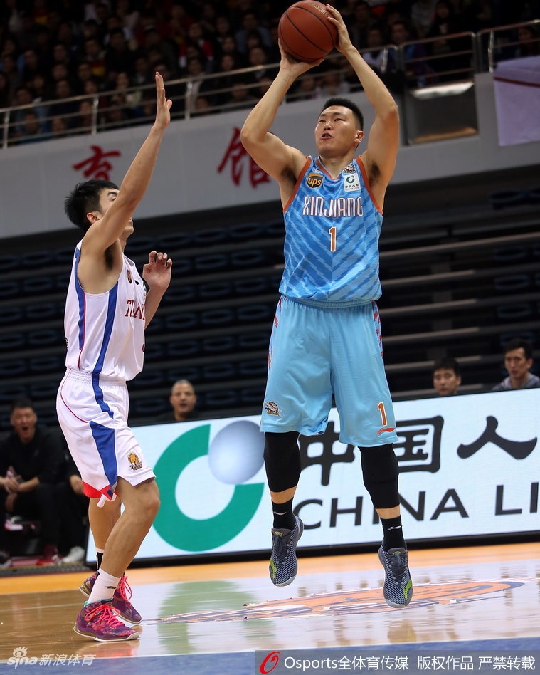 面对天津队严密如铁桶的防线，亚当斯如鬼魅般一个背后运球晃开空间，随即在三分线外一步拔起就投，皮球空心入网，留下防守者一脸茫然地回头仰望。