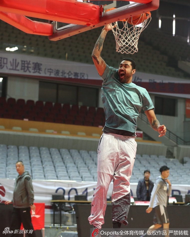 主帅李秋平双手抱胸站在场边神情严肃地观察着训练,他的目光如炬,正精心雕琢着这支铁军的每一个战术细节。