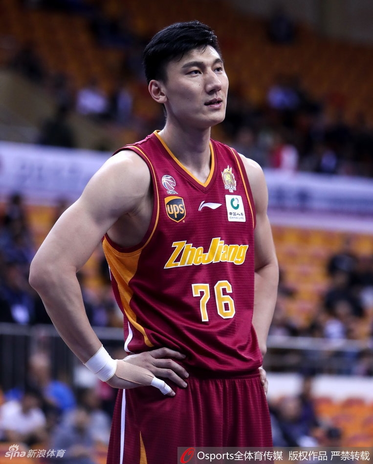 深圳外援迎着防守高高跃起，篮球在空中划出完美弧线应声入网，瞬间点燃主场球迷的热情。