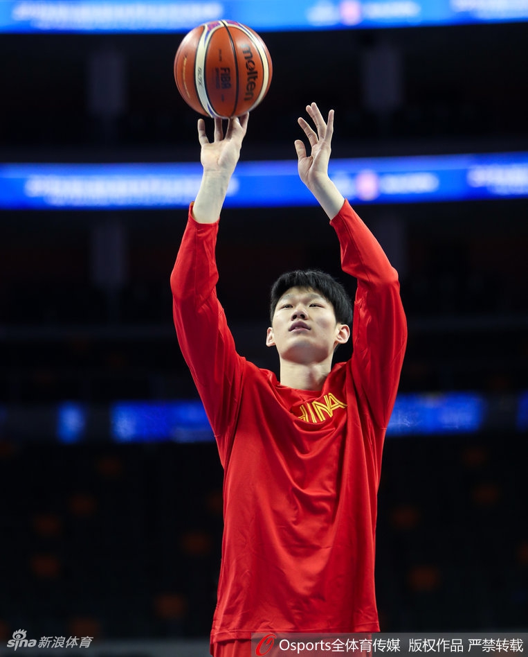 易建联在热身中目光如炬,神情专注地完成每一次投篮训练,领袖气质尽显无疑。