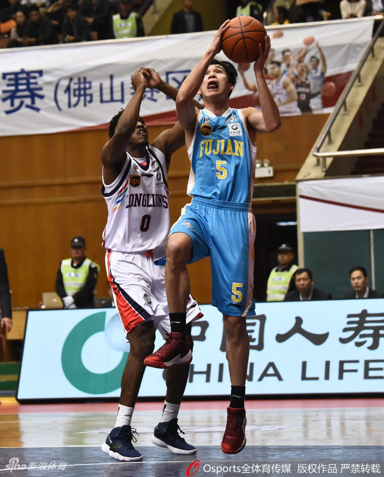 广州队获胜功臣克里斯顿运球观察，他的每一次触球都牵动着全场球迷的心，是球队进攻的大脑和尖刀。