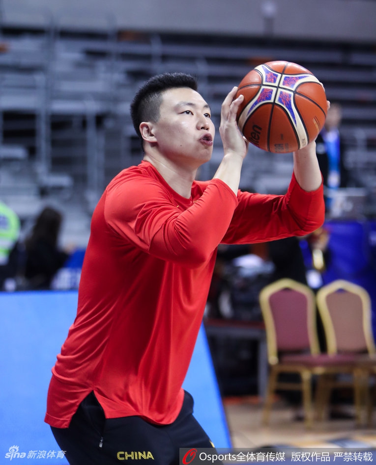 周鹏在底角稳稳出手三分,作为队长他的每一次得分都为球队注入强心剂。
