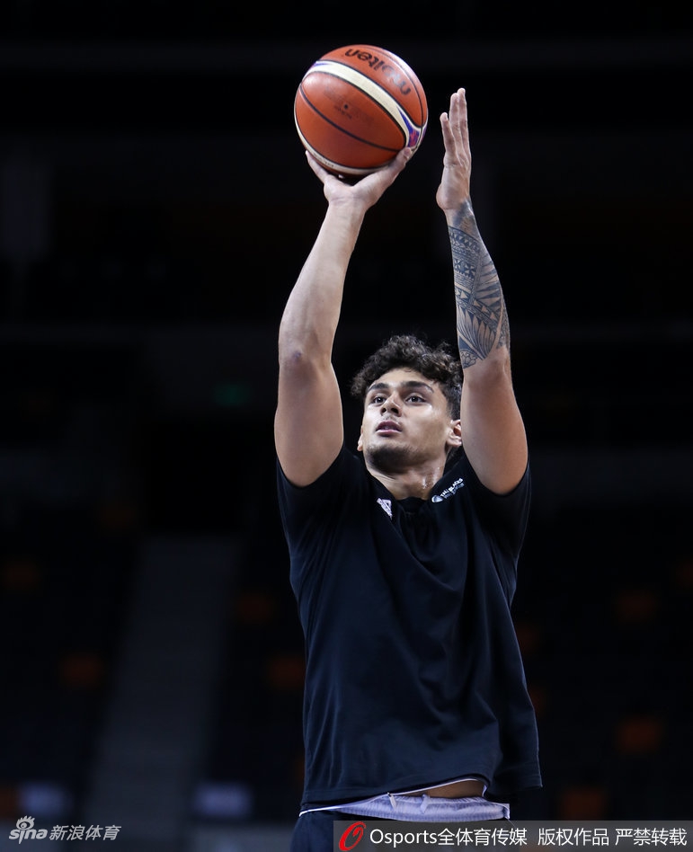 球队核心后卫谢伊·伊利在分组对抗中持球突破,防守球员紧贴不放,场上对抗气氛紧张。