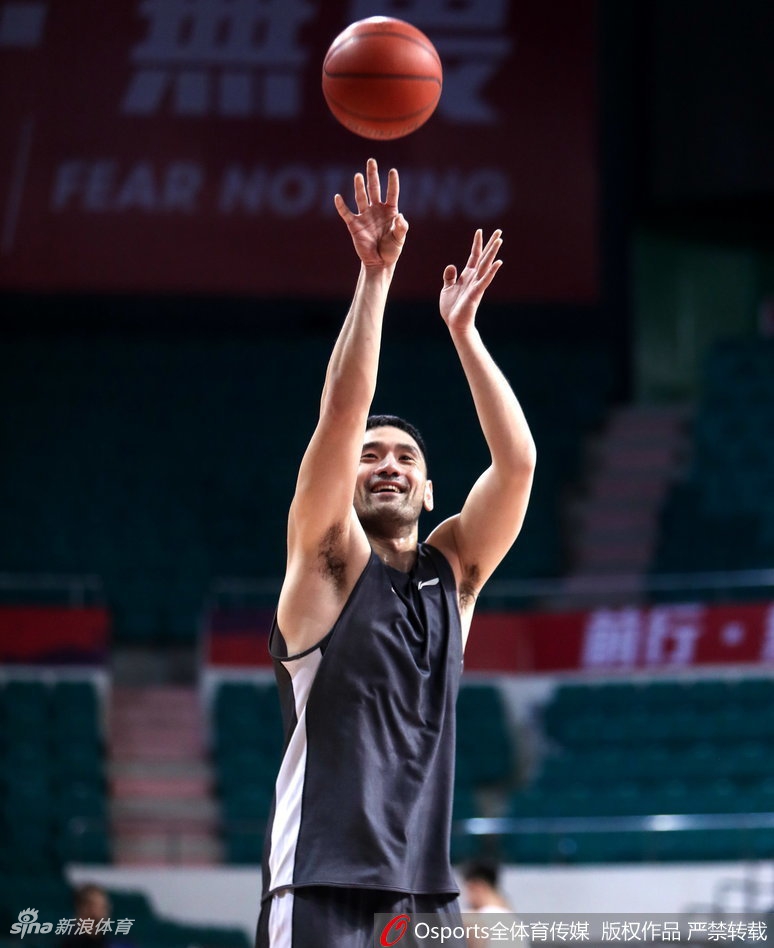 赵继伟训练后与队友谈笑风生，灵动身影与阳光笑容，构成训练场上一道风景。