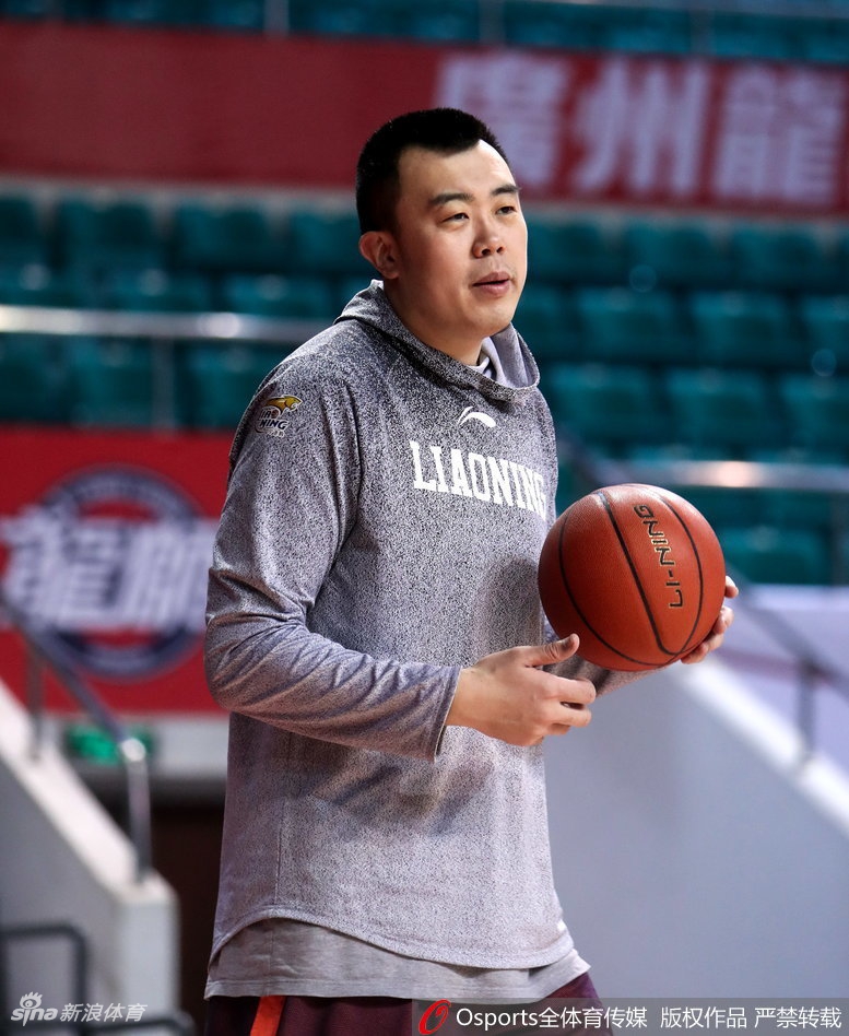 刘志轩训练中面带“囧”字笑容，人狠话不多的他，用实力诠释另类帅气。