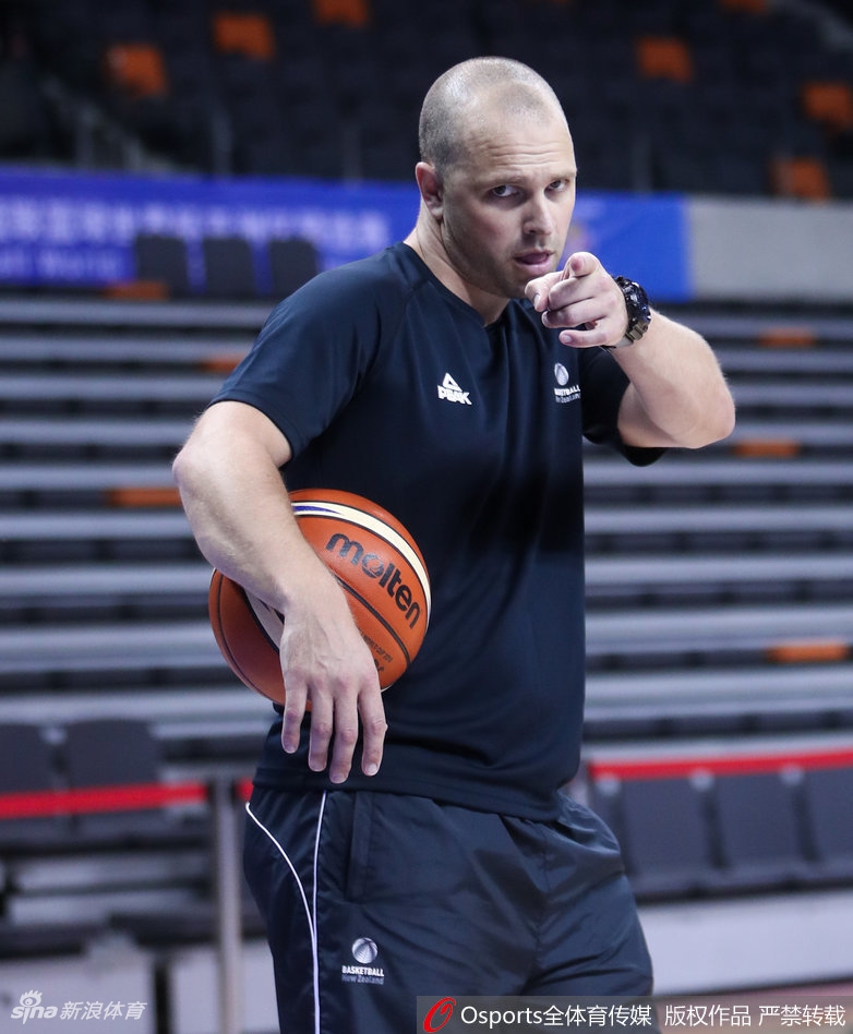 锋线球员鲁本·特·兰奇在底角三分线外出手投篮,篮球在空中划出优美的弧线,队友在篮下卡位抢板。