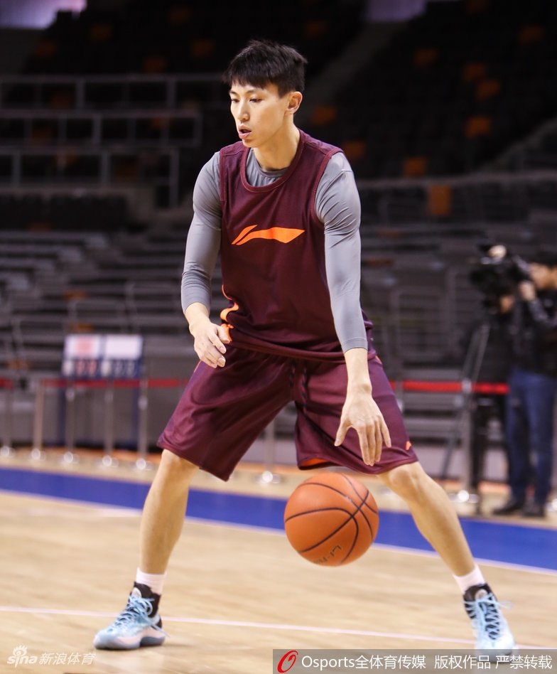 汉密尔顿在低位要球，肌肉线条分明，他紧咬牙关，准备用一己之力硬扛易建联领衔的广东内线群。