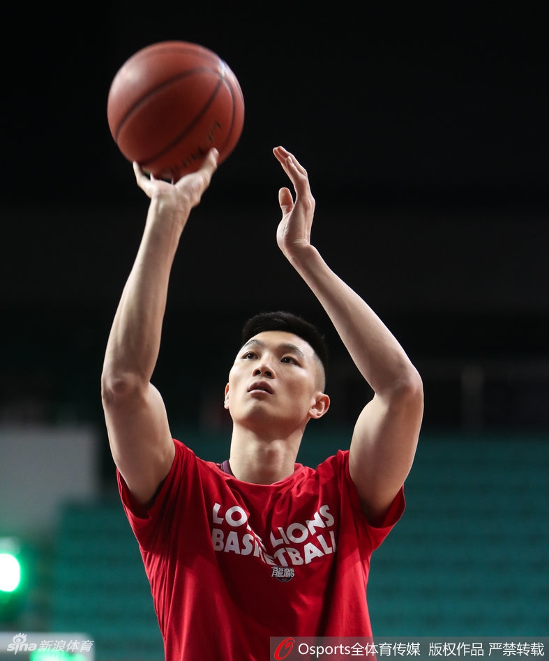 辽宁核心哈德森在训练中运球穿越全场，眼神里透露出对胜利的渴望，他身前的防守人形立牌仿佛在模拟当晚的激烈对抗。