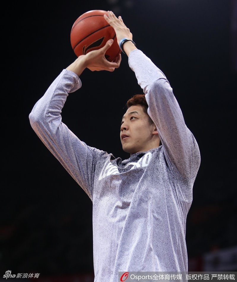 萨林杰变身临时教练，拉着队友沈梓捷讲解内线卡位技巧，认真的表情与之前的搞怪判若两人。