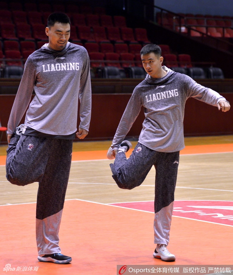 韩德君面带标志性的憨厚笑容,双手比划着似乎在讲述什么趣事,郭艾伦侧耳倾听,这一刻,他们不仅是队友,更是携手多年的兄弟。